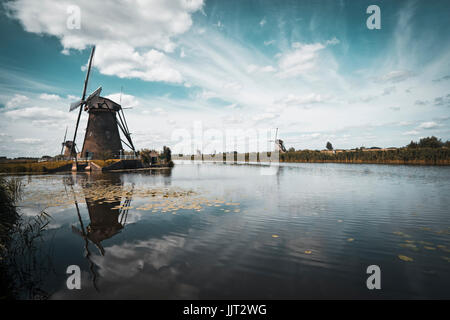 Kinderdijk paesaggio con la tipica 19 mulini a vento Foto Stock