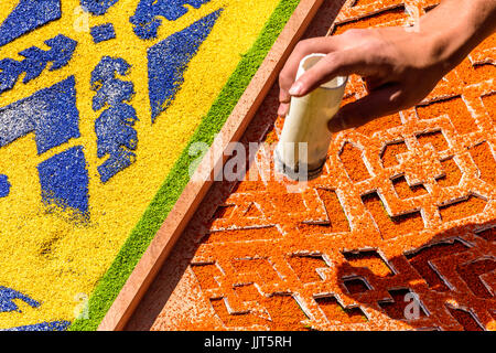 Antigua Guatemala - marzo 26, 2017: locale decora la quaresima processione tappeto con stencil e segatura di legno tinto in città con la famosa alle celebrazioni della Settimana Santa Foto Stock