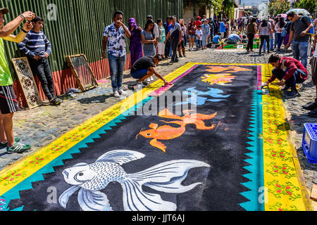 Antigua Guatemala - marzo 26, 2017: la gente fa segatura colorata processione tappeti durante la quaresima in città coloniale con il famoso alle celebrazioni della Settimana Santa Foto Stock