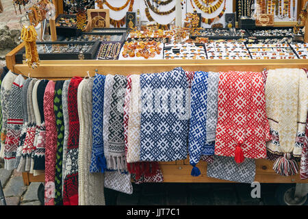 Street shop in Riga con negozio di souvenir dal lettone ambra e accessori con schemi nazionali Foto Stock