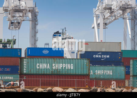 Il ponte della nave portacontainer E.R. Texas che scarica sul molo J266 al Long Beach Container Terminal, California. Foto Stock