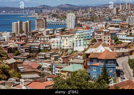Quartiere colorato di Valparaiso, il Cile con montagne delle Ande in background Foto Stock