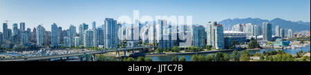Vancouver, Canada - Circa 2017: una panoramica della zona residenziale del centro di uno dei più costosi di alloggiamento mercati in tutto il mondo Foto Stock