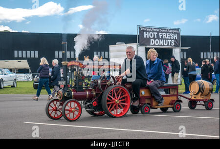 L uomo e la donna sul modello con trazione a vapore il motore denominato T. S. Wallace East Lothian in corrispondenza delle ruote e le ali evento 2016, East Fortune, East Lothian, Scozia, Regno Unito Foto Stock