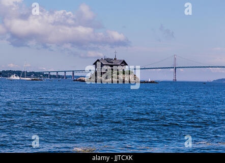 Si aggrappano Rock & aggrapparsi Rock House, Clingstone, 'Gli gnocchi", Narragansett Bay, Jamestown, Rhode Island Foto Stock