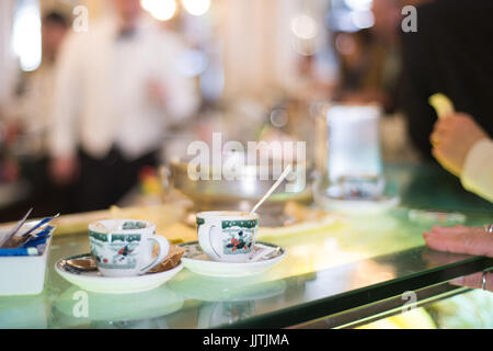 Interno del Gran Caffè Gambrinus, un caffè tradizionale di napoli, Italia Foto Stock