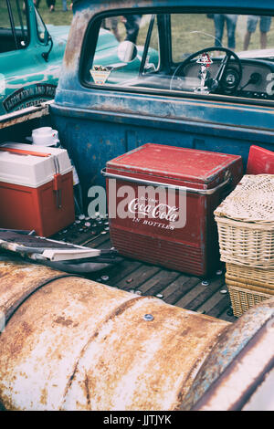 Vecchio retrò Coca Cola frigobox nel retro di un vintage american pick up truck al Rally dei giganti american car show, il palazzo di Blenheim, Oxfordshire, Regno Unito Foto Stock