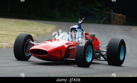 Il due volte campione del mondo John Surtees alla guida della sua vincente champioship Ferrari 158 Foto Stock