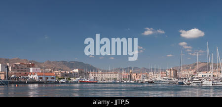 Palermo Cala Harbour, barche ormeggiate nel porto, le montagne e la città sullo sfondo - Sicilia - Mare Mediterraneo Foto Stock