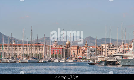 Palermo Cala Harbour, barche ormeggiate nel porto, le montagne e la città sullo sfondo - Sicilia - Mare Mediterraneo Foto Stock