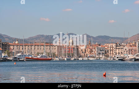 Palermo Cala Harbour, barche ormeggiate nel porto, le montagne e la città sullo sfondo - Sicilia - Mare Mediterraneo Foto Stock