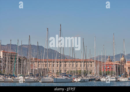 Palermo Cala Harbour, barche ormeggiate nel porto, le montagne e la città sullo sfondo - Sicilia - Mare Mediterraneo Foto Stock