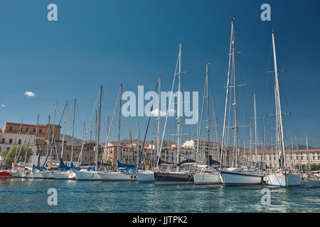 Palermo Cala Harbour, barche ormeggiate nel porto, le montagne e la città sullo sfondo - Sicilia - Mare Mediterraneo Foto Stock