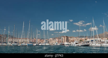 Palermo Cala Harbour, barche ormeggiate nel porto, le montagne e la città sullo sfondo - Sicilia - Mare Mediterraneo Foto Stock