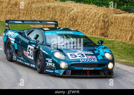 1993 Jaguar XJ220 LM endurance racer con driver Justin Law al 2017 Goodwood Festival of Speed, Sussex, Regno Unito. Foto Stock