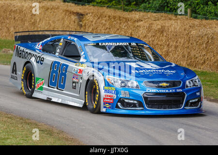 Dale Earnhardt Jr's 2016 Chevrolet SS NASCAR con conducente ed Berrier al 2017 Goodwood Festival of Speed, Sussex, Regno Unito. Foto Stock