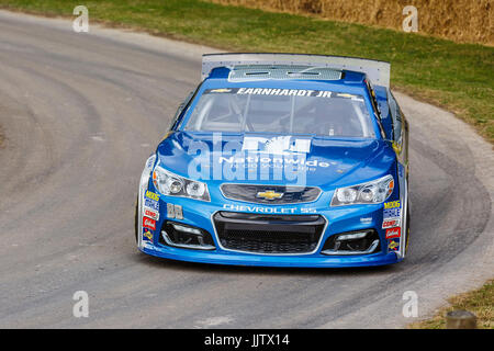 Dale Earnhardt Jr's 2016 Chevrolet SS NASCAR con conducente ed Berrier al 2017 Goodwood Festival of Speed, Sussex, Regno Unito. Foto Stock