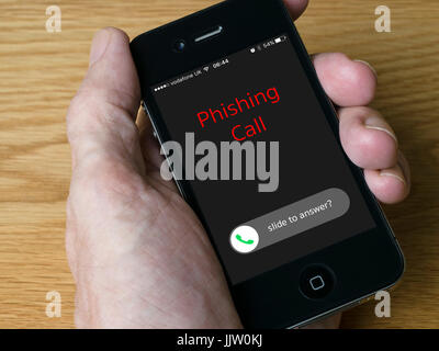 Concetto di immagine - di phishing in arrivo chiamata su iPhone palmare cellulare visualizzazione Foto Stock