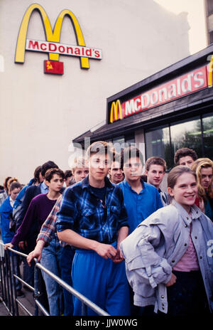 La folla que fino per la grande apertura del primo Russo ristorante McDonalds - Piazza Puskin di Mosca, Russia Foto Stock