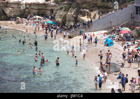 LA JOLLA, California/USA - Luglio 15, 2017: folla di persone in una calda giornata estiva godendo la vita di spiaggia a La Jolla Cove, California Foto Stock