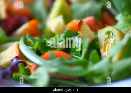 Insalata di microgreens e baby cimelio di pomodori con crostini Foto Stock