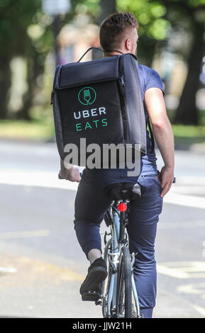 Un Über mangia la consegna ciclista in Southampton, Regno Unito Foto Stock