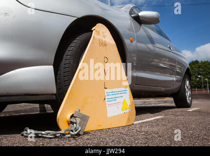 Un auto non tassati serrato da DVLA Foto Stock