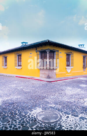 Prospettiva d'angolo casa coloniale con finestre sbarrate in Antigua, Guatemala. Foto Stock