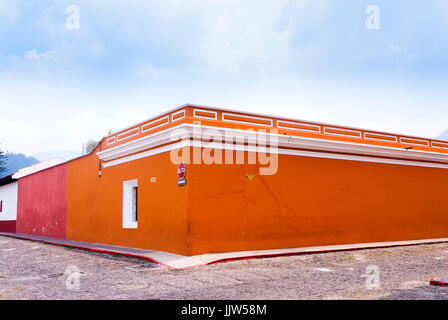 Prospettiva d'angolo casa coloniale con finestre sbarrate in Antigua, Guatemala. Foto Stock