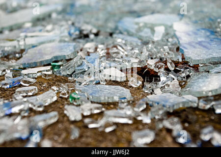 Vetro frantumato a terra Foto Stock