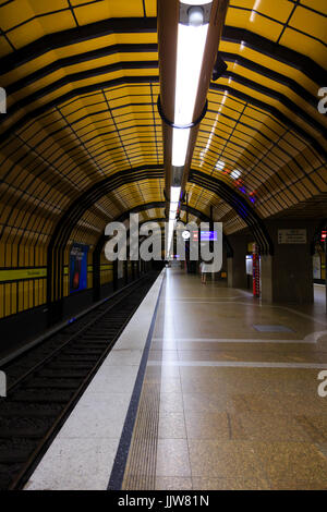 Theresienwiese U Bahn stazione della metropolitana piattaforma, Monaco di Baviera, Germania Foto Stock