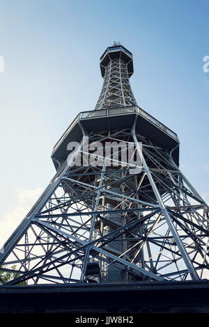 Costruzione di Petrin lookout tower a Praga, Repubblica Ceca Foto Stock