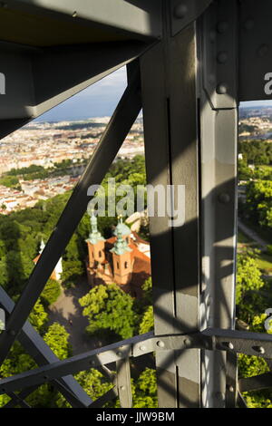 Costruzione di Petrin lookout tower a Praga, Repubblica Ceca Foto Stock