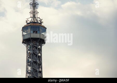 Praga, Repubblica Ceca - 22 Maggio: turisti sul Petrin lookout tower il 22 maggio 2017 a Praga, Repubblica Ceca. Foto Stock