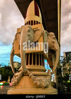 Bella vista al tramonto del Saphan Chang Hua ( Teste di elefante ponte) con stazione BTS dello sky train e ponte Chaleumla 56 bridge come uno sfondo, Bangkok, Tailandia Foto Stock