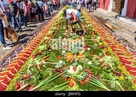 Antigua Guatemala - marzo 26, 2017: la gente fa processione tappeto di verdura durante la quaresima in città coloniale con i più famosi alle celebrazioni della Settimana Santa Foto Stock