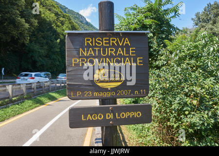 Segno per il Lago di Loppio provinciale Riserva Naturale. Italia Foto Stock