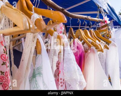 Vintage vestiti da donna appeso su un portabiti in un mercato in stallo Foto Stock