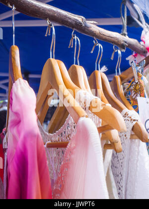 Vintage vestiti da donna appeso su un portabiti in un mercato in stallo Foto Stock