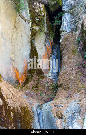 Debole flusso proveniente dalle montagne regione annapurna, Nepal. Foto Stock