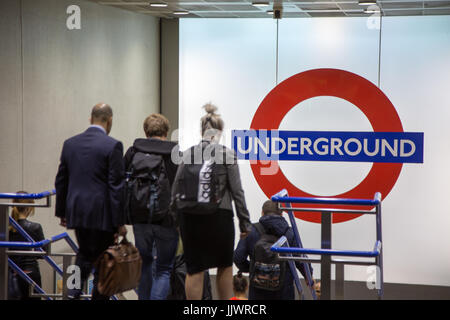 La metropolitana di Londra logo grande segno presso il King's Cross St Pancras. ingresso Foto Stock