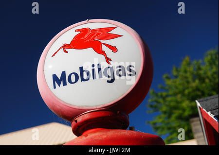 Globo di vetro di un vintage Mobilgas pompa a gas. Foto Stock