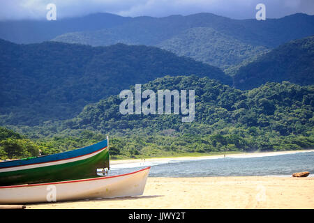 Ilhabela São Paulo, Brasile. Barche in acqua con montagne che incontrano il mare in background. Questa isola è una popolare destinazione turistica. Foto Stock