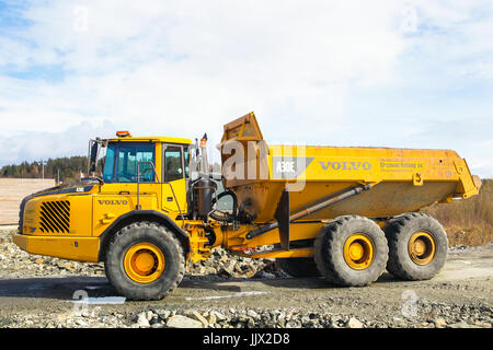 MONGSTAD, Norvegia - 22 Aprile 2017: Volvo un30E Dumper Articolato in cantiere nei pressi di Mongstad Norvegia Foto Stock