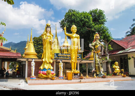 Statue in ingresso al Wat Lamai tempio, Museo del Folclore. Foto Stock