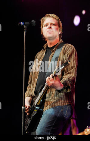 Cantante Josh Homme Queens Stone Age esecuzione 2008 KROQ Weenie Roast Y Fiesta Verizon Wireless Amphitheatre Irvine. Foto Stock