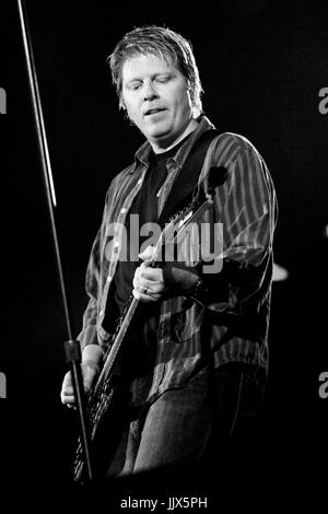 Cantante Josh Homme Queens Stone Age esecuzione 2008 KROQ Weenie Roast Y Fiesta Verizon Wireless Amphitheatre Irvine. Foto Stock