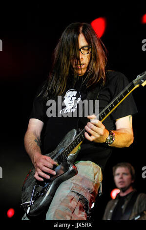 Queens Stone Age esecuzione 2008 KROQ Weenie Roast Y Fiesta Verizon Wireless Amphitheatre Irvine. Foto Stock