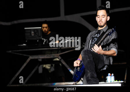 (L-R) Joe Hahn Mike Shinoda Linkin Park esegue 2009 KROQ epicentro Pomona Fairplex Pomona. Foto Stock