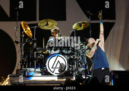 Rob bourdon (l) chester bennington linkin park esegue 2009 kroq epicentro pomona fairplex pomona. Foto Stock